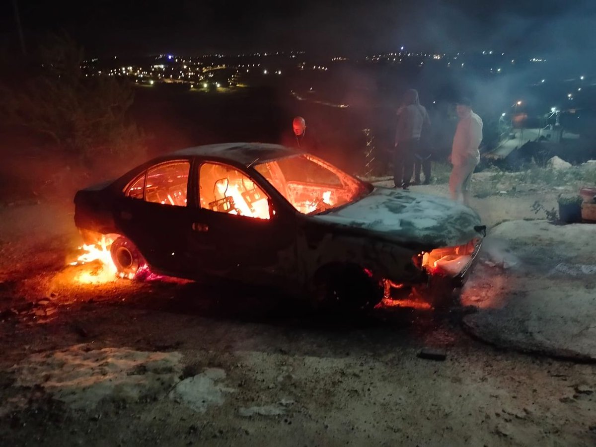 AHORA: Milicias de colonos israelíes atacan las afueras de la ciudad de Jalud, al sureste de Naplusa, en la Cisjordania ocupada incendiando un vehículo y atacando una casa.