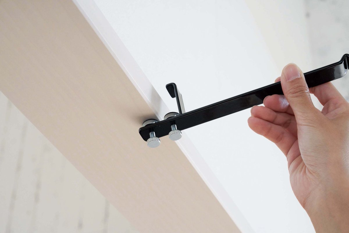 浴室の扉やドア、リビングのかもいに設置できる室内干しハンガー。 ２つの調節ネジを固定するだけの簡単取り付けです。 yamajitsu.co.jp/product/item/0…