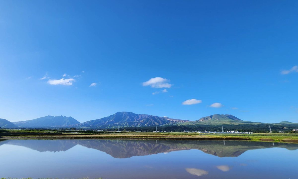 阿蘇の田んぼに湧水が入りました。写真は「逆さ阿蘇」と呼ばれる、田植えの始まる前のこの時期だけの特別な風景です。ぜひ阿蘇くじゅう国立公園へお越し下さい。
#阿蘇くじゅう国立公園 #aso #visitKyushu #onsenislandkyushu