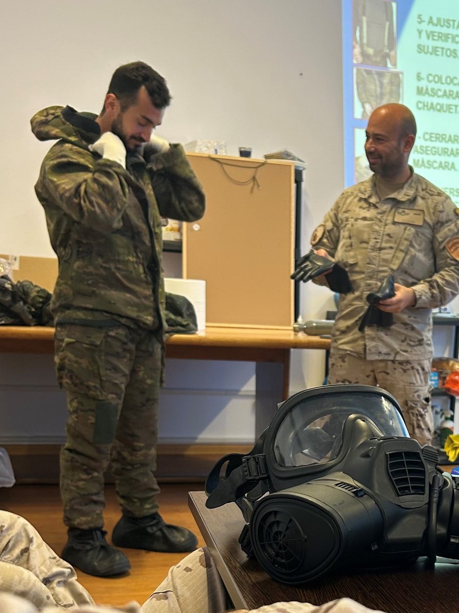 EMADmde's tweet photo. Los miembros del Destacamento #Tigru 🇪🇸🐯, en Rumanía 🇷🇴, realizan una formación teórica y práctica sobre la utilización de trajes #NBQR ☣️ ☢️. Preparados e instruidos para reaccionar en todo tipo de ambientes 💪 @EjercitoAire #MOPS https://t.co/XKIH0dIkoe