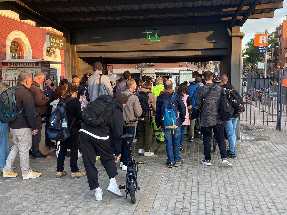 🚧 Aquesta és la imatge que presenta a primera hora del matí l'estació de Rodalies de #Badalona. L'R1 circula fins a la nostra ciutat, des d'on es dirigeix als viatgers al metro. 📷 @JGarciaRiera