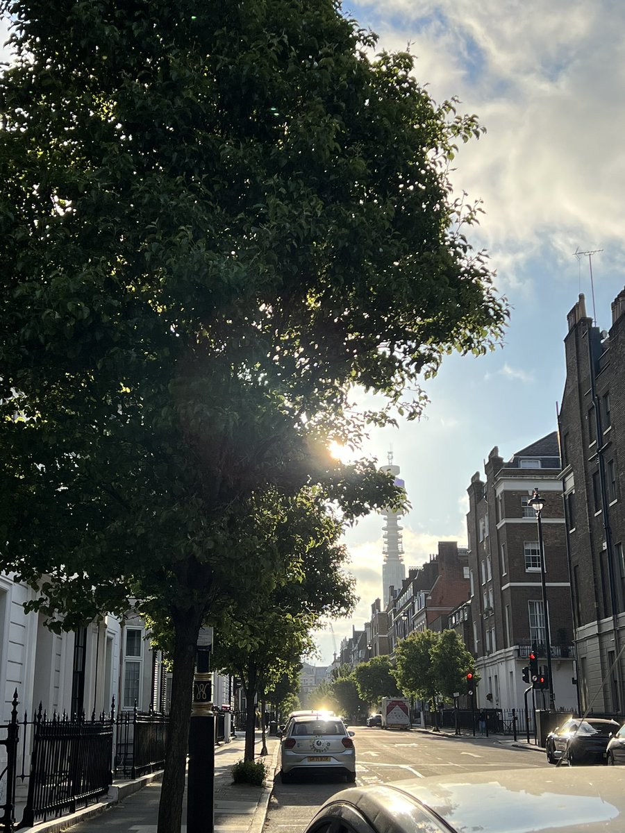 Good morning from London lovely people! 👋🏻 Hope you had a good weekend. After experiencing temperatures 10C+ above normal in places, this week will see them drop to closer where they should be for early-May 🌦️