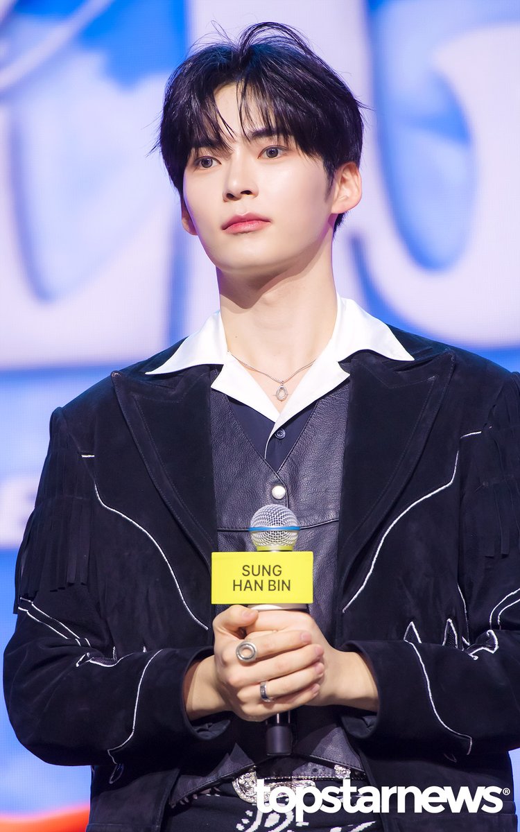 TSN_PHOTO's tweet photo. 제로베이스원(ZB1) 성한빈, ‘반해버리겠네’ (Feel the POP 쇼케이스) [HD포토] #성한빈 #제로베이스원 #ZB1 #필더팝 #FeelthePOP #쇼케이스 #프리뷰 https://t.co/EFBTITySht <- Original Photoo https://t.co/MQiIOkjaSd