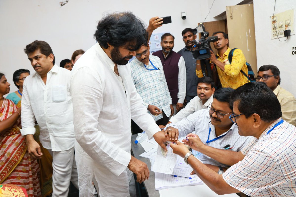 NarmadaAmu's tweet image. అంత దిగ్విజయంగా జరగాలని కోరుకుంటూ..
Caste your vote 🗳️#VoteForGlass 🥛
Power is in our hands, lets do this with whole heartedly for the future path ✊
@JanaSenaParty 🔯
One last time #HelloAP 🤝