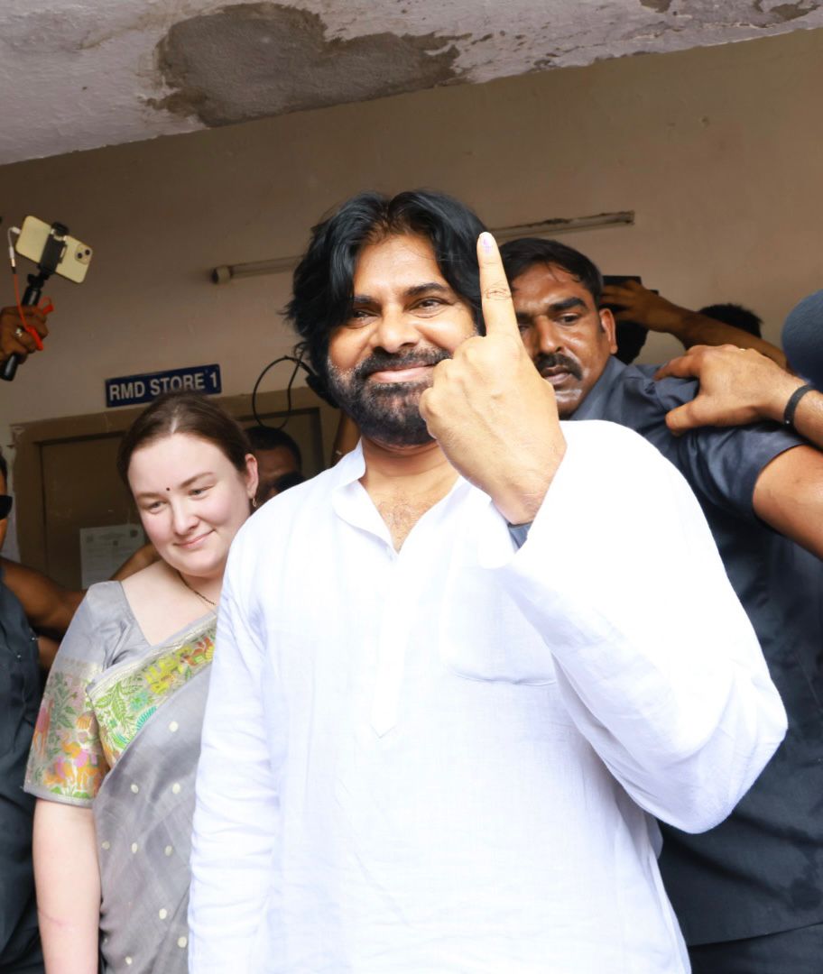 NarmadaAmu's tweet image. అంత దిగ్విజయంగా జరగాలని కోరుకుంటూ..
Caste your vote 🗳️#VoteForGlass 🥛
Power is in our hands, lets do this with whole heartedly for the future path ✊
@JanaSenaParty 🔯
One last time #HelloAP 🤝