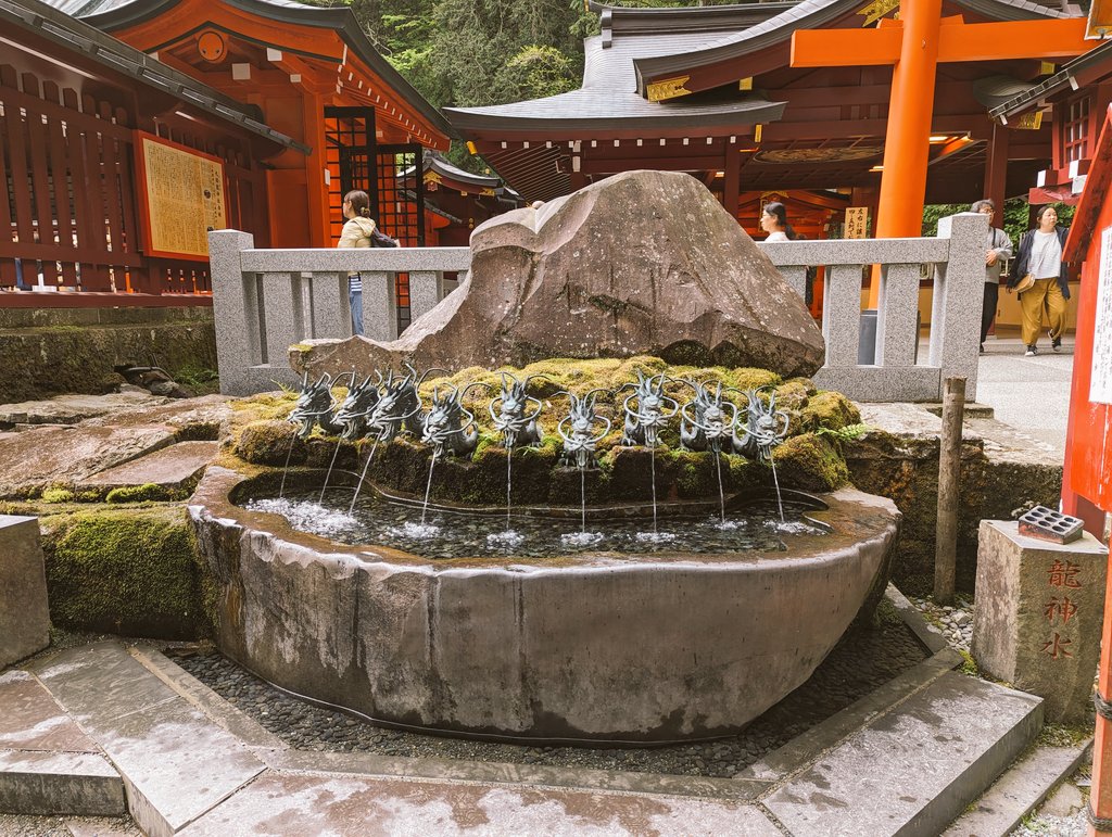 【箱根神社】
箱根では激混みスポットになった箱根神社。皆さん「平和の鳥居」に夢中！大人気です。あれ？肝心の御神木「矢立の杉」「安産杉」は撮らなくていいの…？😅

私は毎回、参拝後おみくじを引き、そこにかかれてある「神の教」をじっくり読み、それを実践して過ごすように心がけてます。