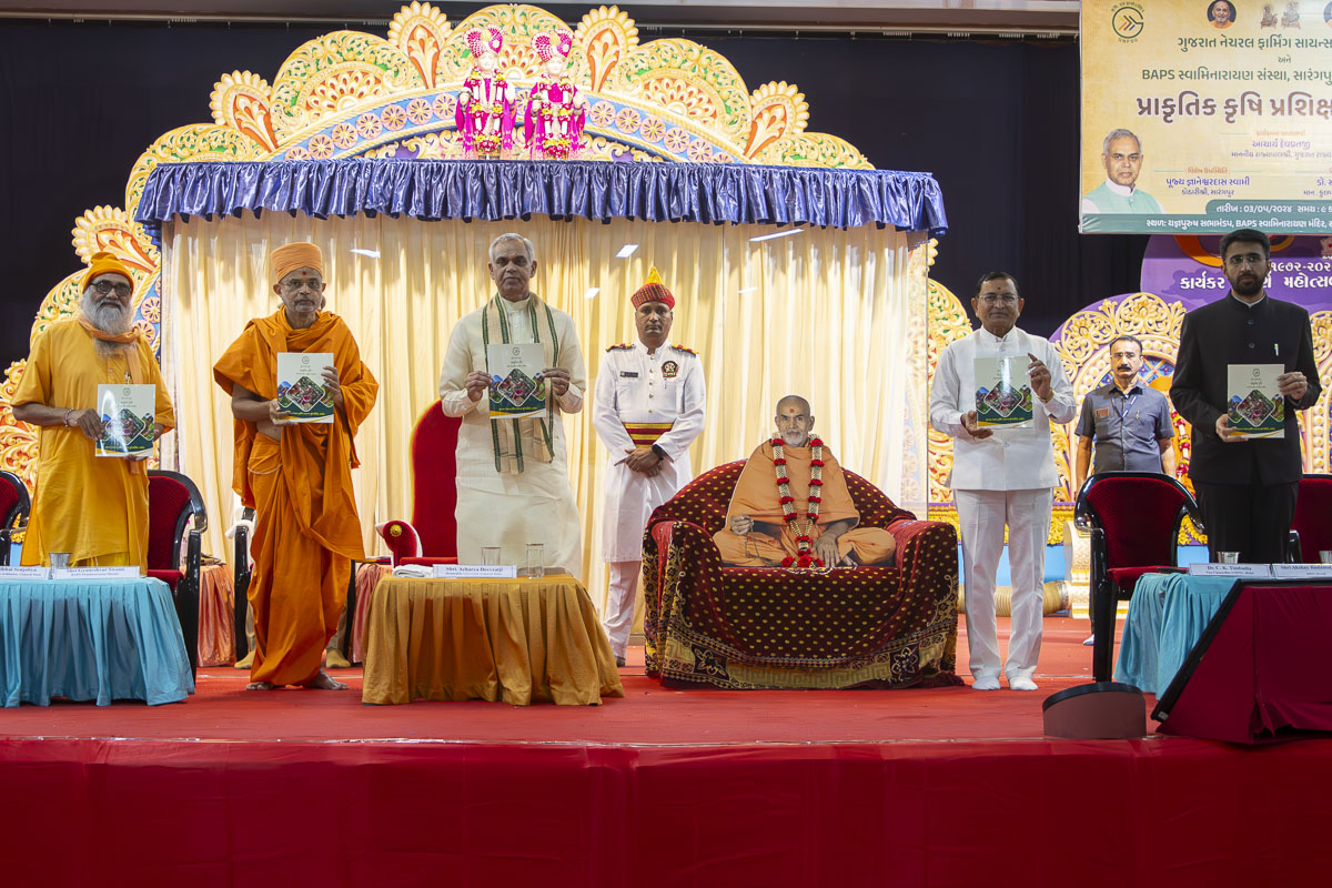 Governor of Gujarat Meets Mahant Swami Maharaj During Natural Farming Seminar, Sarangpur, India gfrc6.app.goo.gl/MrFb