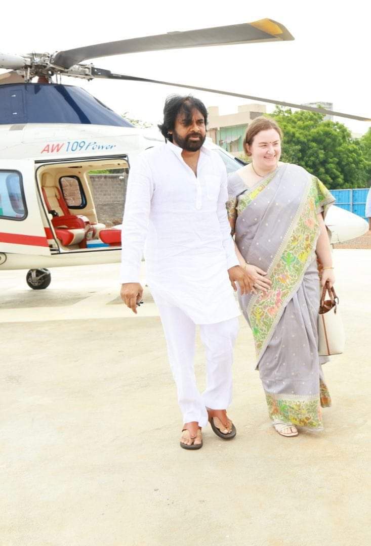 Pawan Kalyan Garu Cast their Votes along with family 🙏
#apelection2024 #Right2Vote