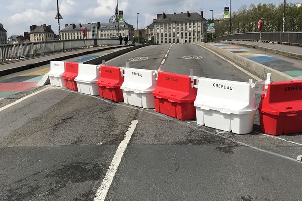 'Ça va être une vraie cata !', la circulation des voitures interdite sur le pont Anne de Bretagne à Nantes, le vrai test commence france3-regions.francetvinfo.fr/pays-de-la-loi… #Nantes #LoireAtlantique #Circulation #Urbanisme