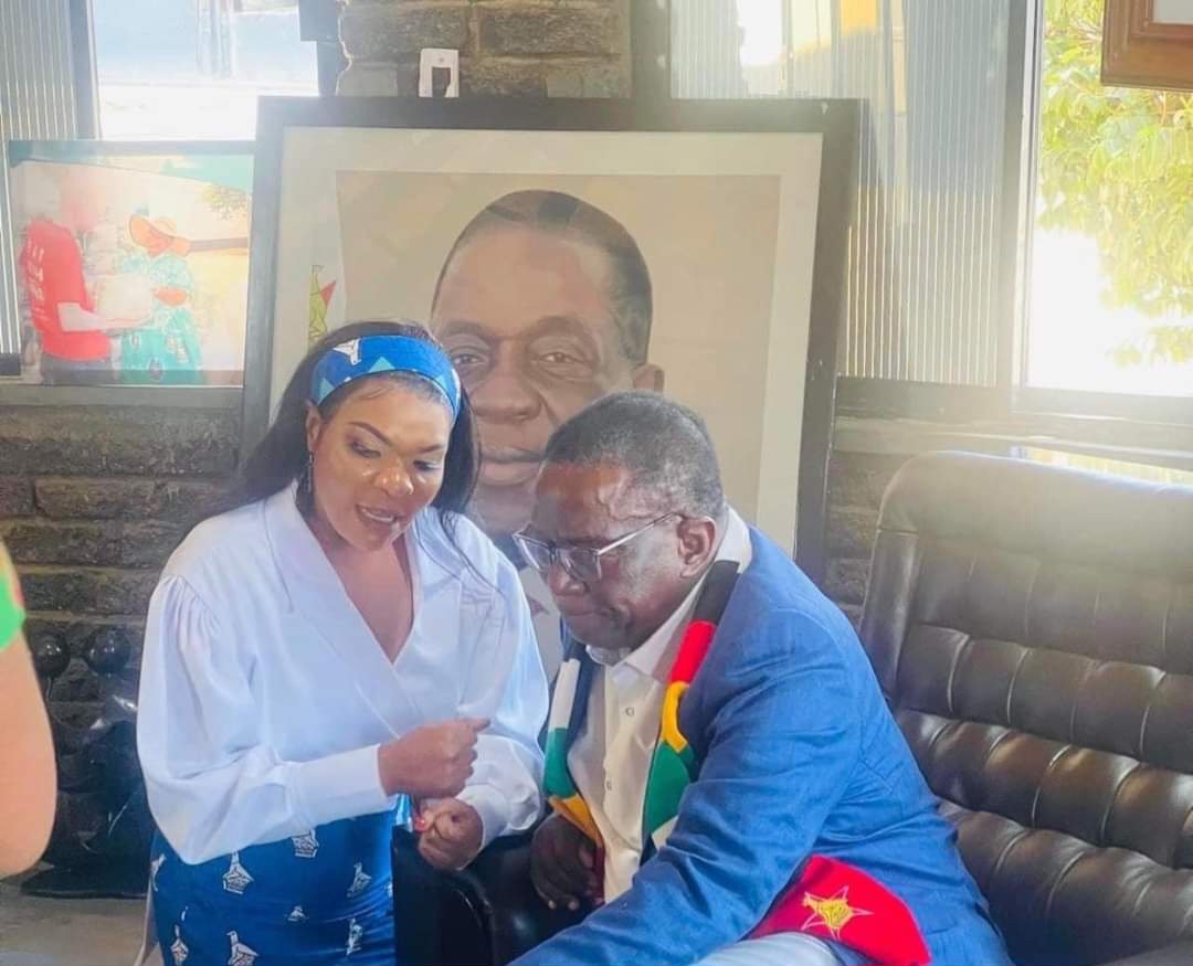 This picture tells a lot about President Mnangagwa's listening character,all leaders must copy and paste his style of leadership,a leader must be reachable.