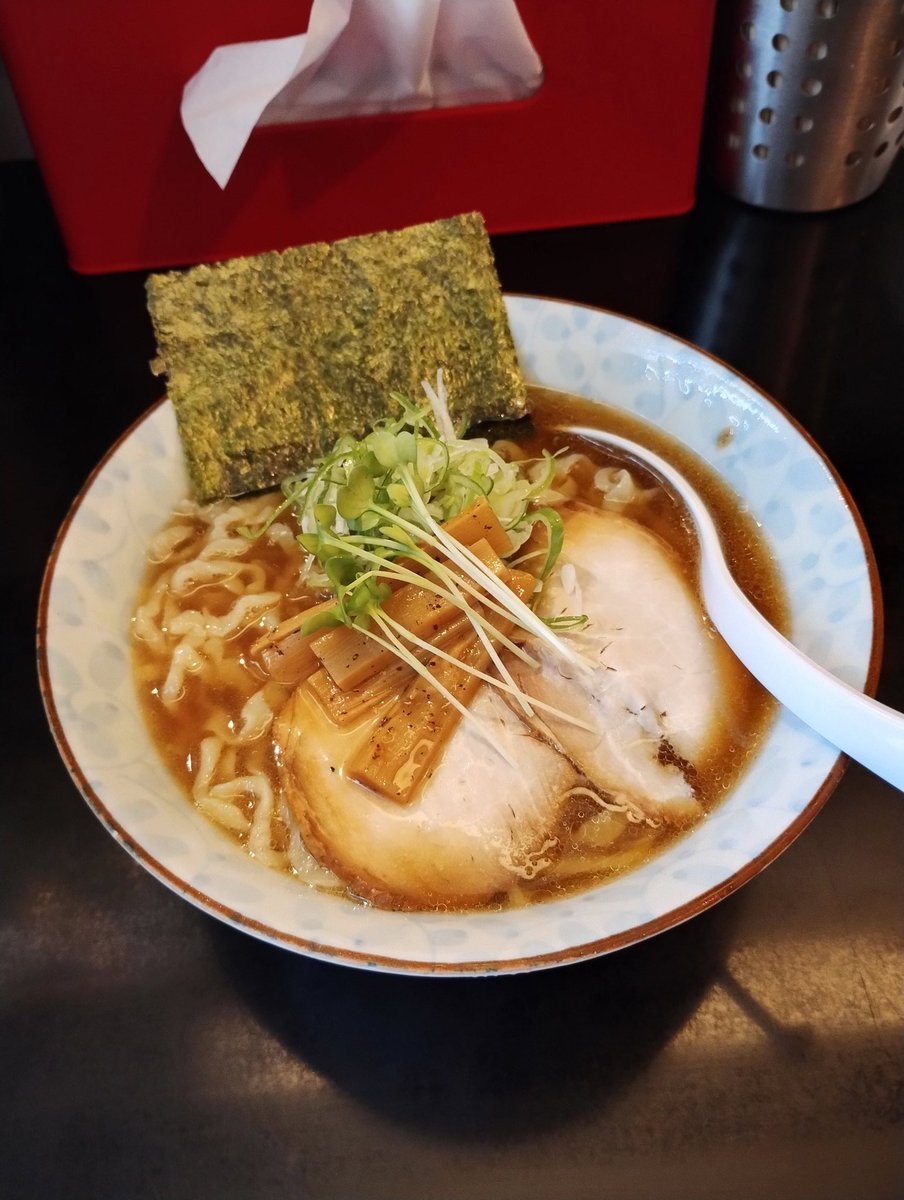 su_8804's tweet photo. 278.ラーメン ツバメ
冷煮干し中華そば 醤油　¥900
限定メニュー。
冷たいビターな煮干しスープ。
そこまでキンキンじゃない冷たさが今時期にはちょうど良い。
期間中に塩も食べる。 https://t.co/ee2M1EShhO