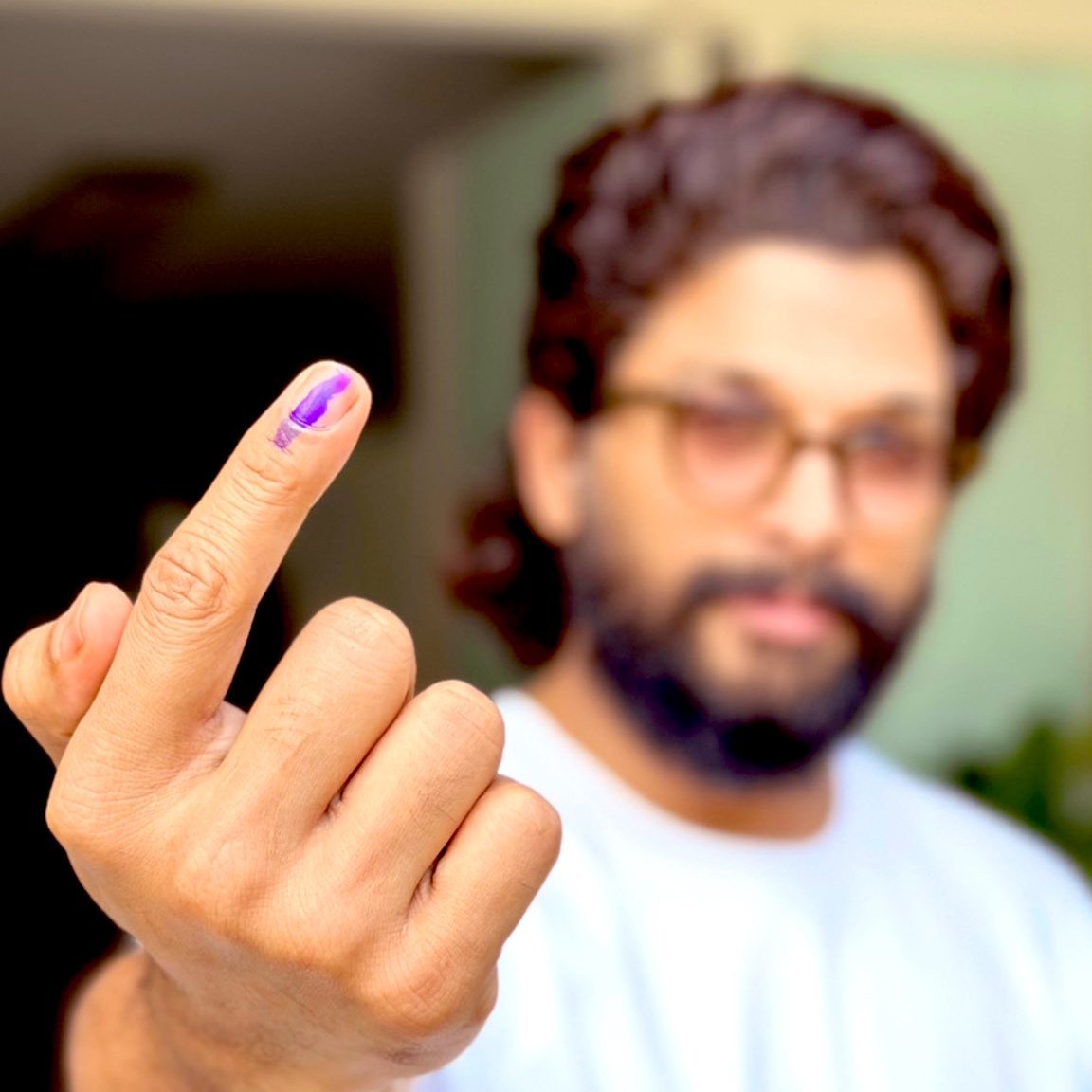 #alluarjun arrives to cast his vote in Hyderabad