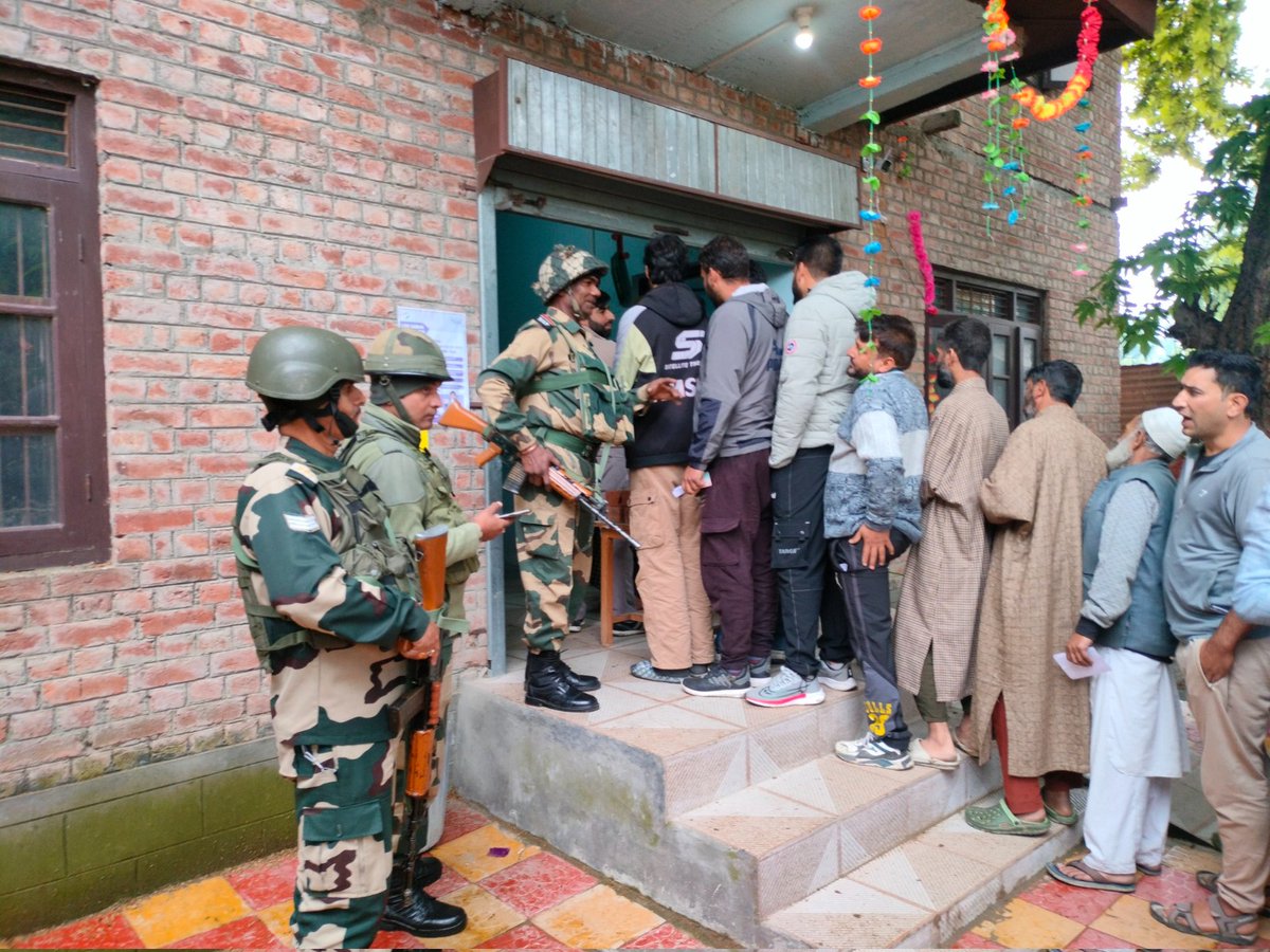 ECISVEEP's tweet image. Enthusiastic voters are queuing up across polling stations in #Srinagar

📷CEO J&amp;amp;K

#YouAreTheOne #GeneralElections2024 #ChunavKaParv #DeshKaGarv #LokSabhaElections2024 #InkWaliSelfie