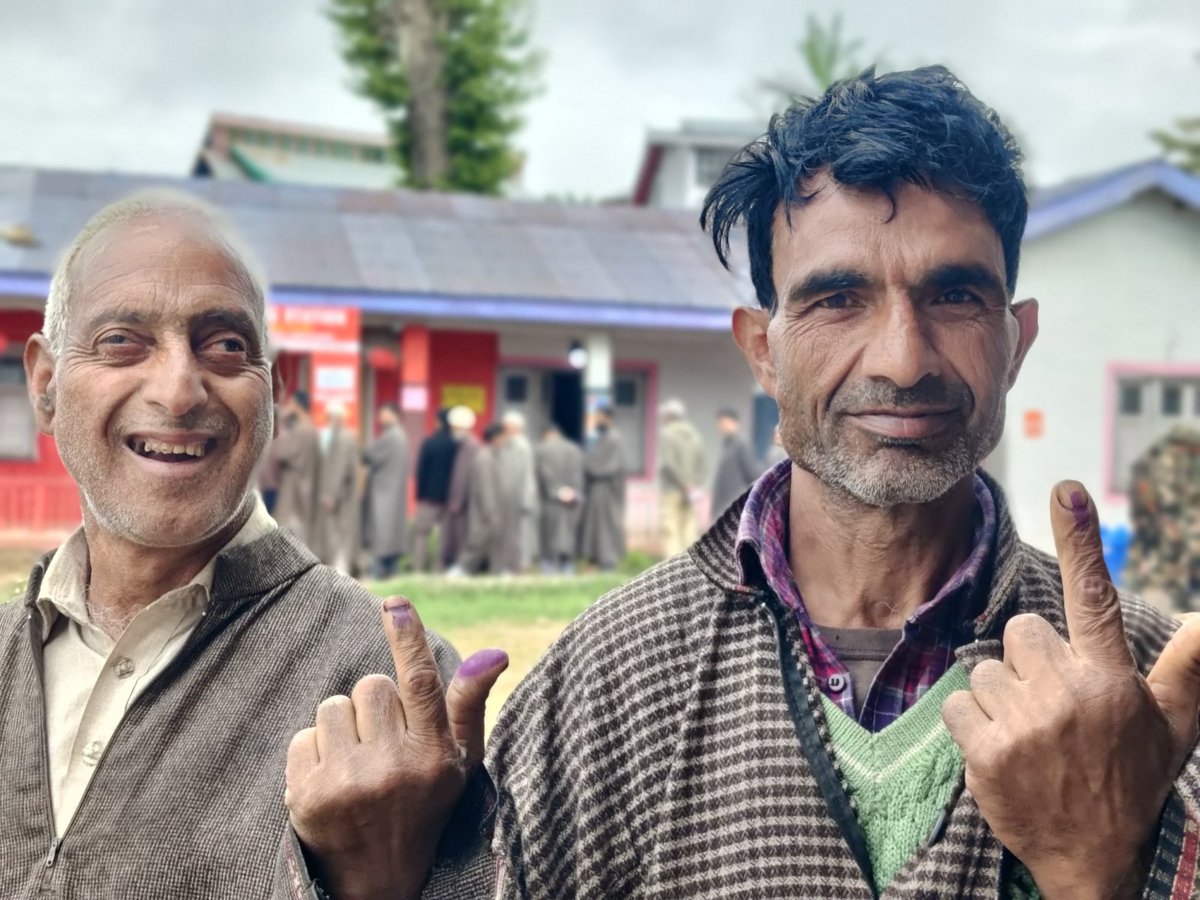 ECISVEEP's tweet image. Enthusiastic voters are queuing up across polling stations in #Srinagar

📷CEO J&amp;amp;K

#YouAreTheOne #GeneralElections2024 #ChunavKaParv #DeshKaGarv #LokSabhaElections2024 #InkWaliSelfie