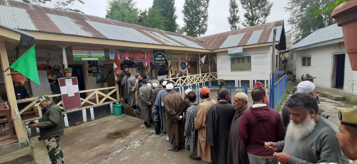 ECISVEEP's tweet image. Enthusiastic voters are queuing up across polling stations in #Srinagar

📷CEO J&amp;amp;K

#YouAreTheOne #GeneralElections2024 #ChunavKaParv #DeshKaGarv #LokSabhaElections2024 #InkWaliSelfie