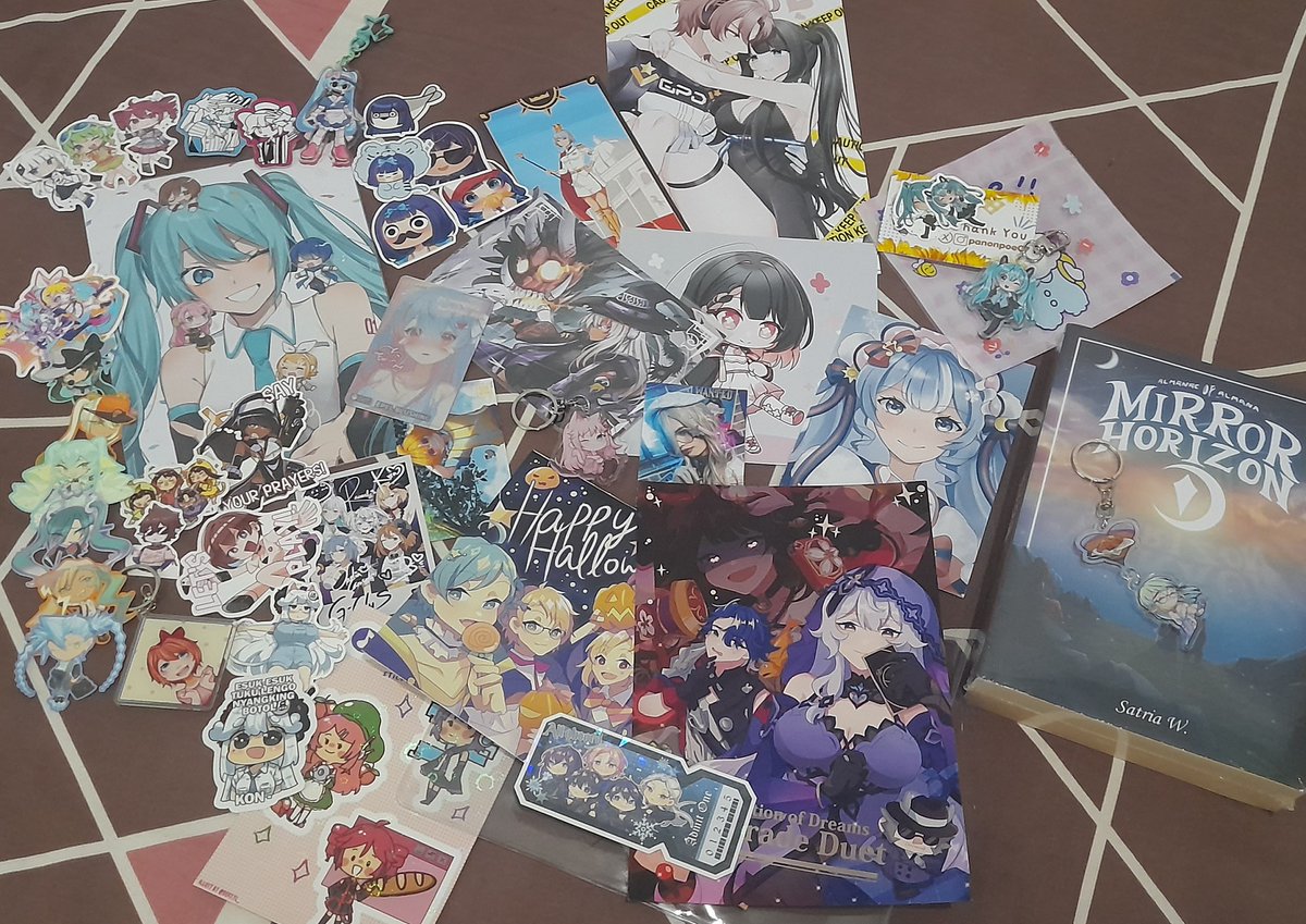 Otsufuro!
Over half of these goods are freebies, trades, and gifts from friends and new peepo so thank you very much! 😭😭 I will cherish all of them!
I am surprised I can still found something DDLC related and HOLY POO some peepo are really fast making Mesmerizer stuff-