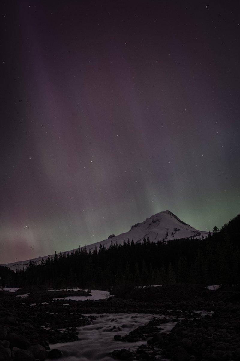 thegaryarandall's tweet photo. Here's a more honest rendering of how the aurora looked in real life when it was at its peak. Our eyes can't gather all of the light and color that our phones or our cameras can #AurorasBoreales #aurora #northernlights #photography #landscapephotography #honestprocessing #Oregon https://t.co/cosP3xiFh7