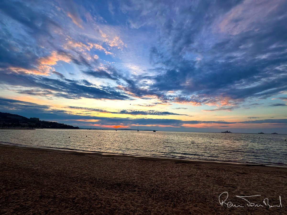 On débute bien la semaine des lever de soleil #cannes #CoteDAzurFrance @VisitCotedazur @villecannes @Cannes_France