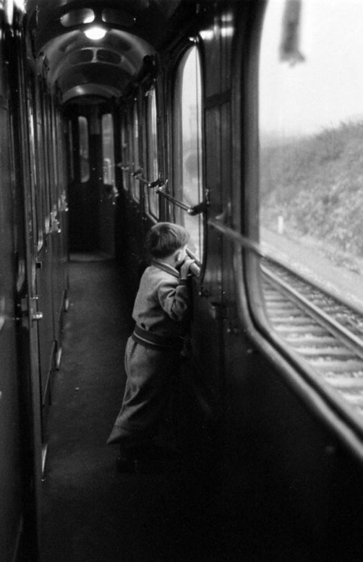 Mamma e papà accompagnavano Martino, il figlio, tutti gli anni in treno dalla nonna per l'estate e poi tornavano a casa con lo stesso treno l'indomani. Il ragazzo, quando cresciuto, disse ai suoi genitori: - Sono già grande, cosa dite se quest'anno provo andare dalla nonna da