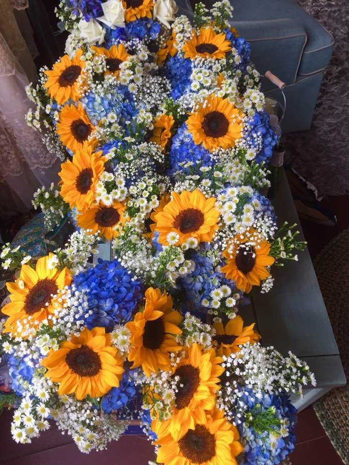 Loving these bright sunflowers, blue hydrangea & baby’s breath