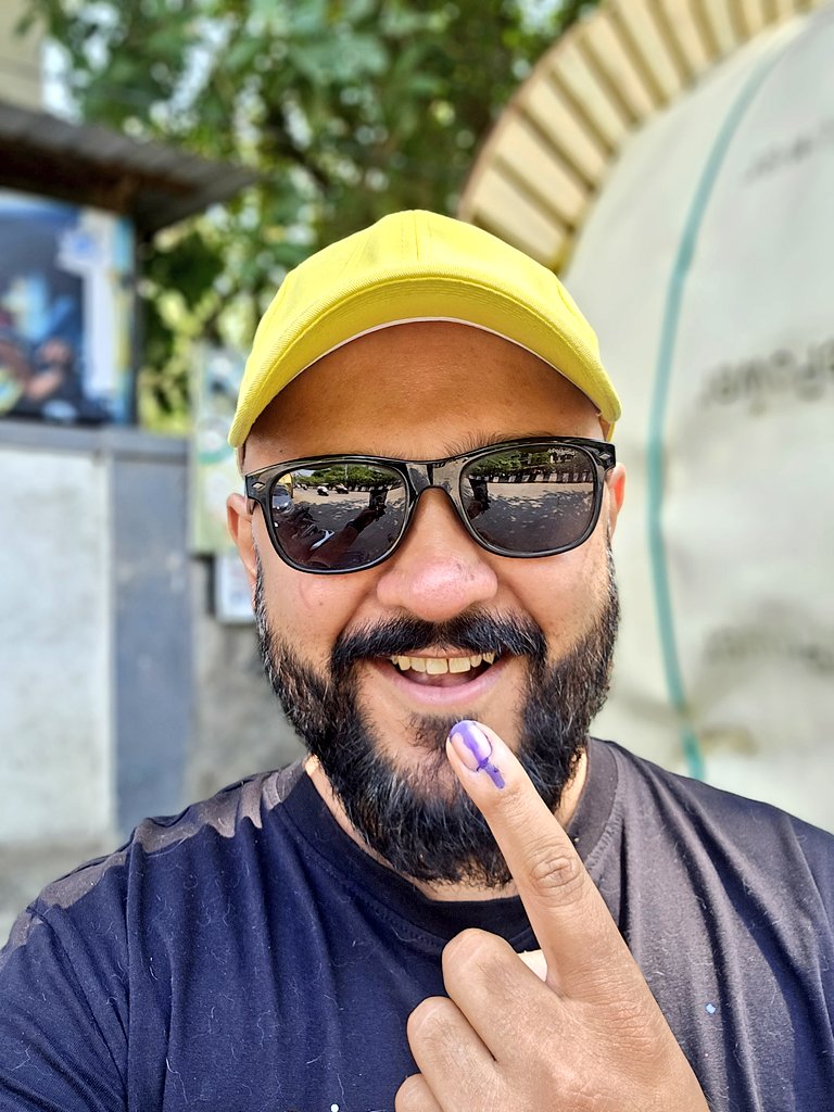 Voting ✅ In & out in 2 mins. No queue in my room. Everyone was carrying phones, I guess on silent is okay. Rooms for senior citizens and citizens with special needs were much better organized than last time. Less chaos, more efficiency. #ElectionDay