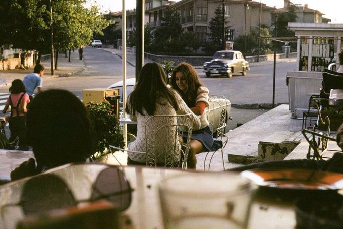 Etiler'de Rüya pastanesinde bir sohbet, İstanbul, 1973. Ömer Komili Arşivi