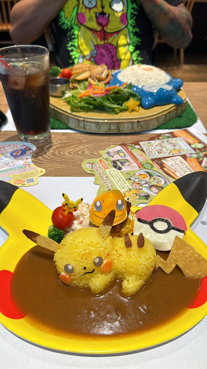 A comer señores en el Pokemon Cafe