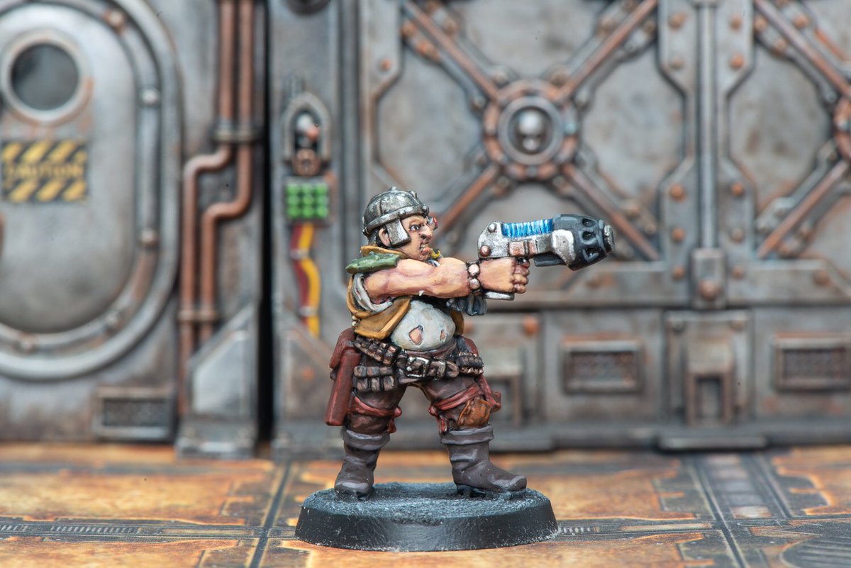 My old metal Necromunda Underhive Scum with Plasma Pistol mini. #WarhammerCommunity #PaintingWarhammer #PaintingMiniatures #retromunda #oldmunda #necromunda