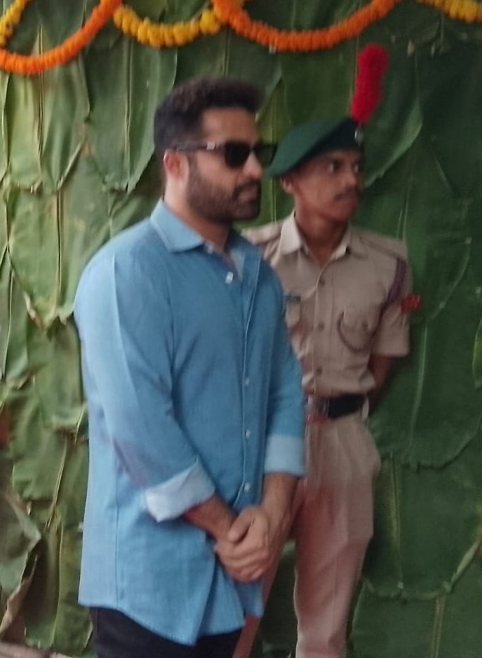No @tarak9999 fans will pass without liking this
#JrNTR at jubilee Hills ( polling Booth )

Hit like who voted ✅

#AndhraPradeshElection2024
#voteDay