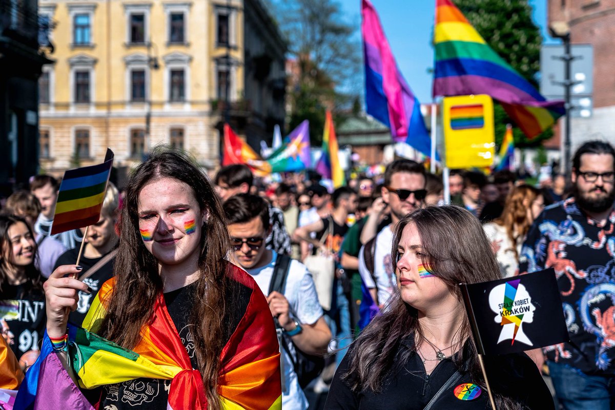 W tym roku Marsz Równości w Krakowie ma jeszcze jeden patronat - Ministry ds. Równości, <a href="/KotulaKat/">Katarzyna Kotula</a> ❤️🧡💛💚💙💜

Zaczynamy odliczanie i mamy nadzieję, że jesteście gotowx na leżenie na trawie, słuchanie ptaków i szum drzew 🧚🏻‍♀️🌳

18 maja, godzina 15.00, Muzeum Narodowe 🌈