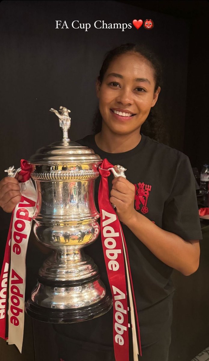 Namrata_Ydv's tweet photo. A childhood United fan winning the team’s 1st major trophy. 

For all us global Reds ❤️👹🇨🇦 https://t.co/vPxPgg3GTc
