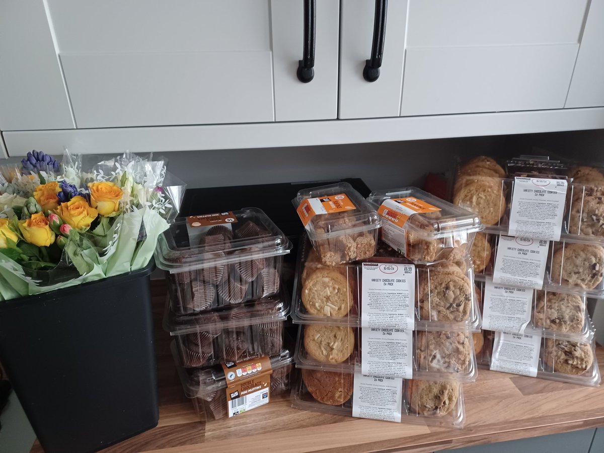 GCauser19's tweet photo. A day late but for @surgicalWWL we celebrating between days- to our fantastic nurses and ODP thank you for all you do, today Wigan, tomorrow Leigh to share a little something to say thank you @WWLNHS @czipitis @JULESG @RuthFearnyough @RachelMorgan22 https://t.co/tvqJXRDLk4
