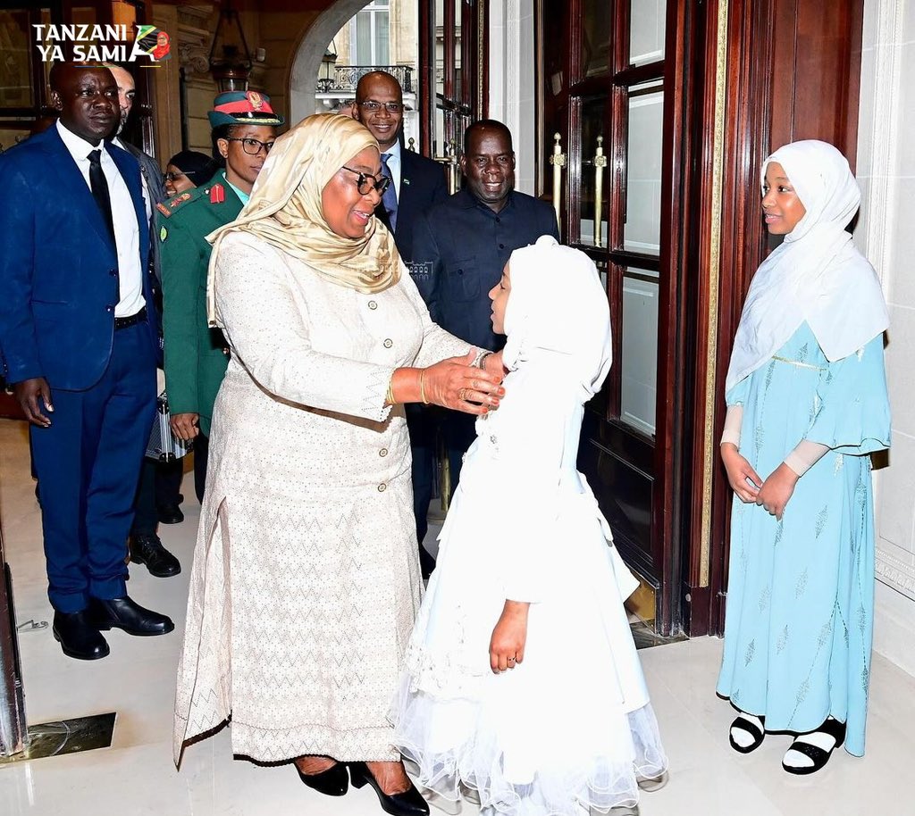 Rais wa Jamhuri ya Muungano wa Tanzania Mhe. Samia Suluhu Hassan akizungumza na mtoto Khaira Ali Jabir mara baada ya kuwasili Jijini Paris nchini Ufaransa kwa ajili ya kushiriki Mkutano wa Kimataifa wa Nishati Safi ya Kupikia tarehe 12 Mei, 2024.