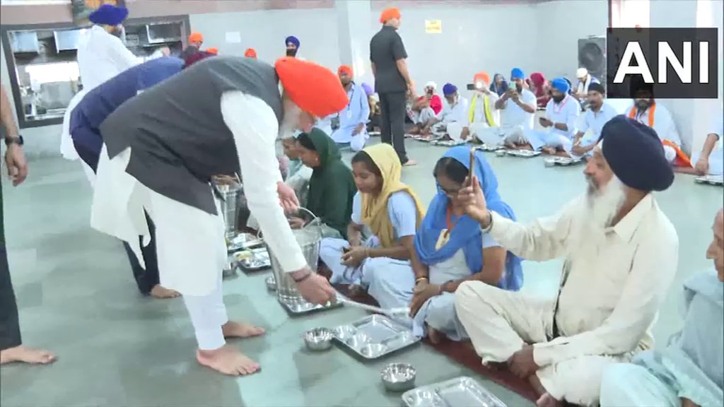 1. Rahul Gandhi had gone to gurudwara, stayed their and performed 'sewa' for TWO DAYS. He did it from his heart and not just to gain votes in election time. 2. Today Modi went to gurudwara. Stayed for not more than hour, Click photos and comes back. He did it in election times.