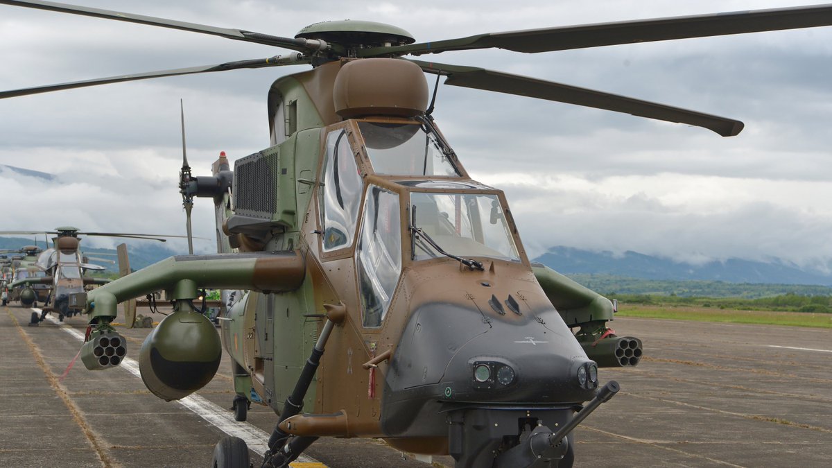 Deutsches_Heer's tweet image. #SwiftResponse: Kern der Multinational Aviaition Task Force in Rumänien bildet das #Transporthubschrauberregiment30 #Heer. Sie verfügt über 🇪🇸 Transporthubschrauber NH90 und CH-47F, sowie Kampfhubschrauber Tiger.