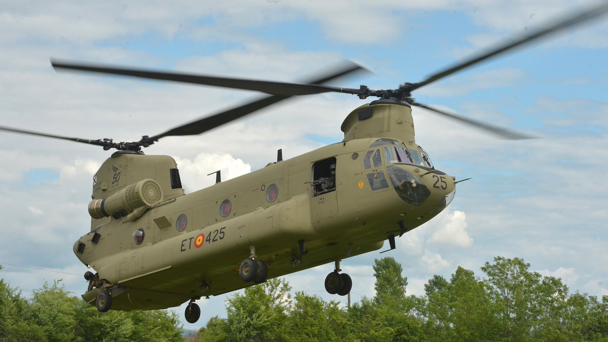 Deutsches_Heer's tweet image. #SwiftResponse: Kern der Multinational Aviaition Task Force in Rumänien bildet das #Transporthubschrauberregiment30 #Heer. Sie verfügt über 🇪🇸 Transporthubschrauber NH90 und CH-47F, sowie Kampfhubschrauber Tiger.