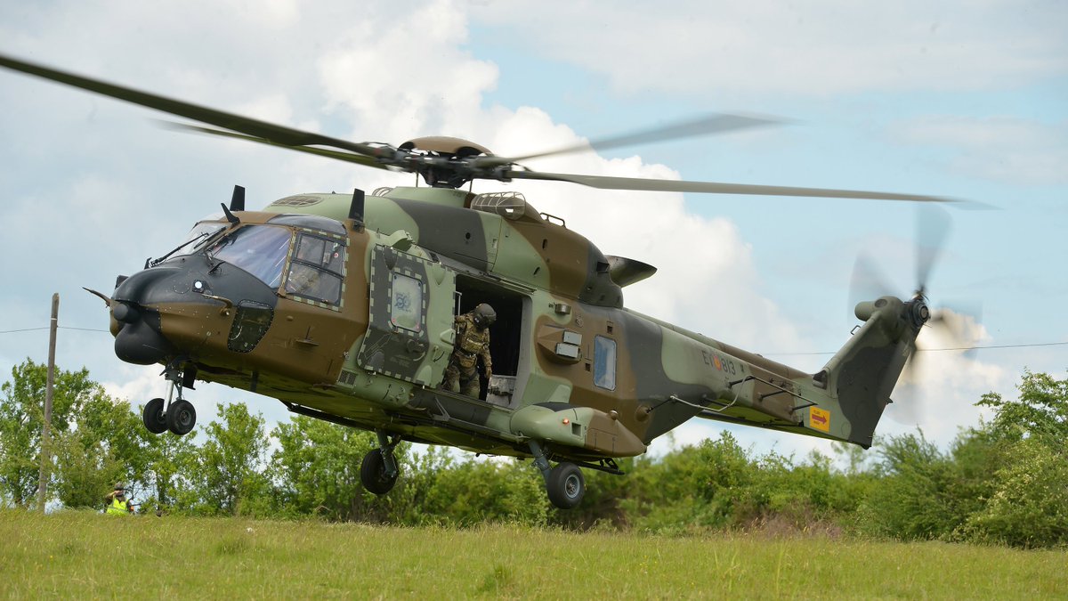 Deutsches_Heer's tweet image. #SwiftResponse: Kern der Multinational Aviaition Task Force in Rumänien bildet das #Transporthubschrauberregiment30 #Heer. Sie verfügt über 🇪🇸 Transporthubschrauber NH90 und CH-47F, sowie Kampfhubschrauber Tiger.