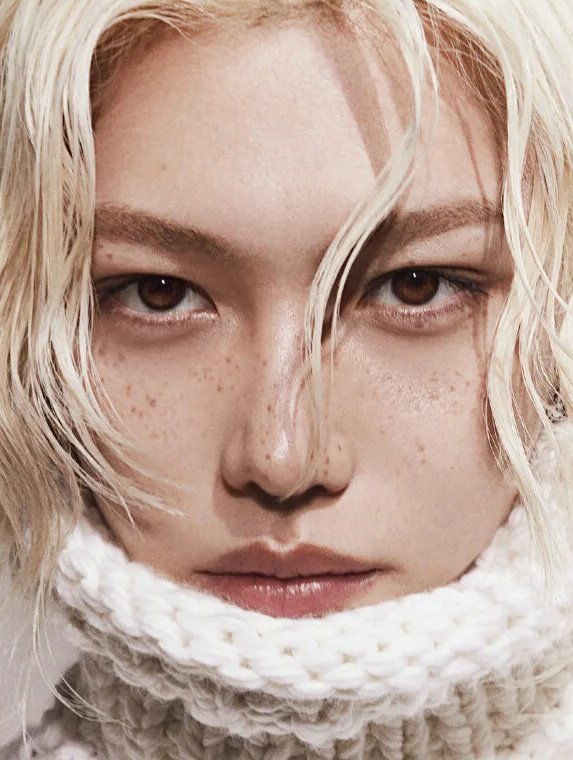 Bbokk_lix's tweet image. 용복이 주근깨 뺨뿐 아니라 코끝이랑 눈두덩이, 애교살 등 곳곳에 있는게 진짜 햇빛은 어디든 스민다는게 다시금 상기되면서 아기 용복이가 햇살 아래에서 곤히 잠든 모습까지 떠오르고 진짜 세상을 지키고싶어짐 용복이가 사랑하는 세상을🥹