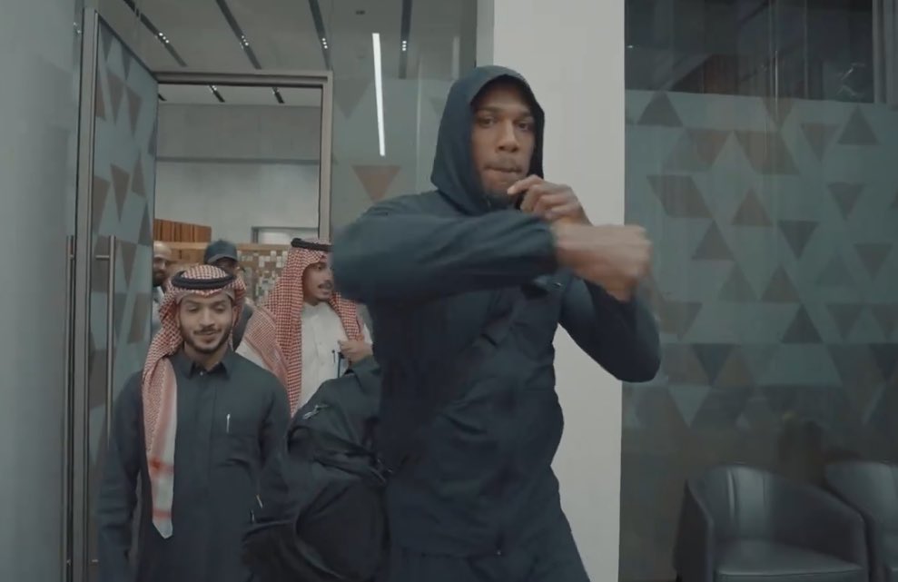 Former two time unified heavyweight champion and ferocious power puncher Anthony Joshua has now arrived in Saudi Arabia. Joshua will be ringside for Tyson Fury vs Oleksandr Usyk.