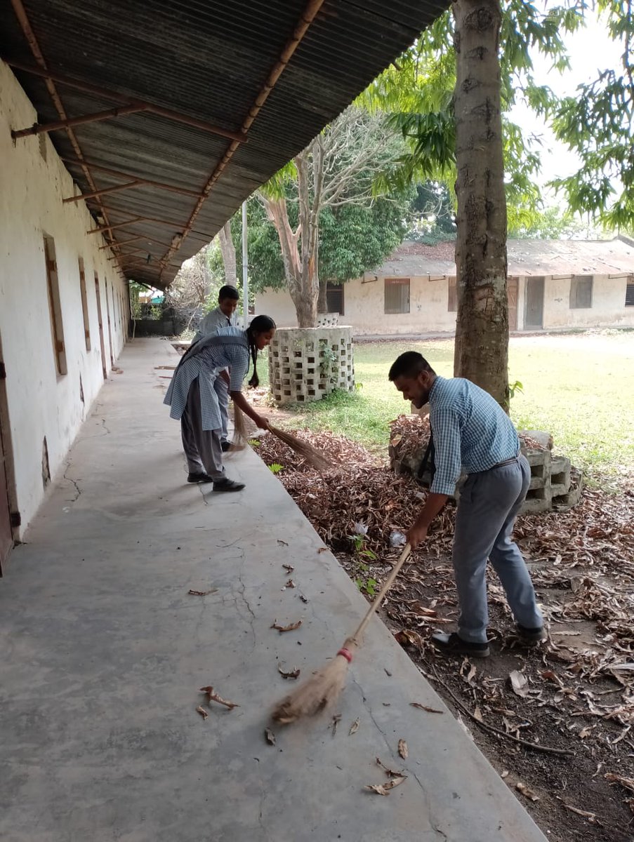Cleanliness drive in & around school campus as a part of regular activity by NSS volunteers of Abhaynagar Nazrul Smriti Vidyalaya, Tripura. @_NSSIndia @YASMinistry @ianuragthakur @DrManikSaha2