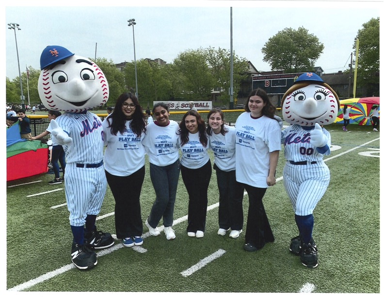 Students from @BayonneHigh STUGA assist the Special Service Department with their annual SNY field day @BayonneBOE