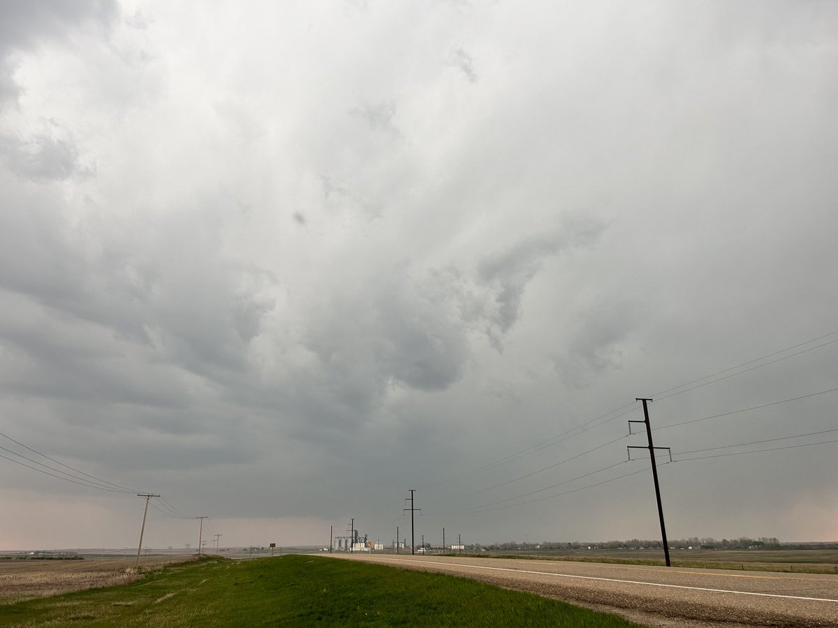 #abstorm #skstorm  outside Marengo SK looking west towards Oyen storm,