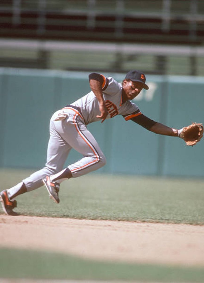 Happy 67th to Sweet Lou Whitaker! Let's get him into the Hall of Fame! He played his entire 19-yr career w @Tigers, helping them to '84 title, was a 5-time All-Star & 3-time Gold Glove 2B, collected 2,369 hits w 244 HRs. More @sabr BioProject sabr.org/bioproj/person…