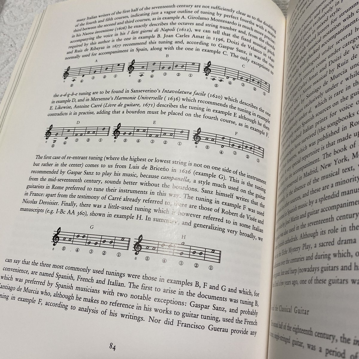 昨日神保町で買ったスパニッシュギター本、ビウエラやルネサンス＆バロックギターの記事が充実してて良い。