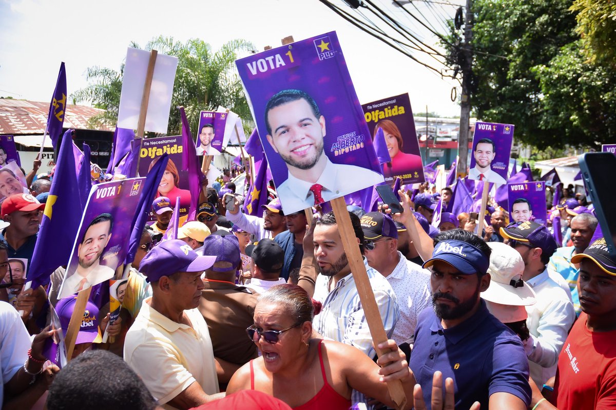 CarlosAmaranteB's tweet photo. Al paso de la caravana por los campos y calles de San Víctor, Moca y Las Lagunas, se siente la fuerza del @PLDenlinea. El Cro. Abel y Zoraima encabezaron la gran manifestación. Le acompañó la próxima senadora Xiomara y los candidatos a diputados del partido. #SEVAN https://t.co/lvyaMxla3B