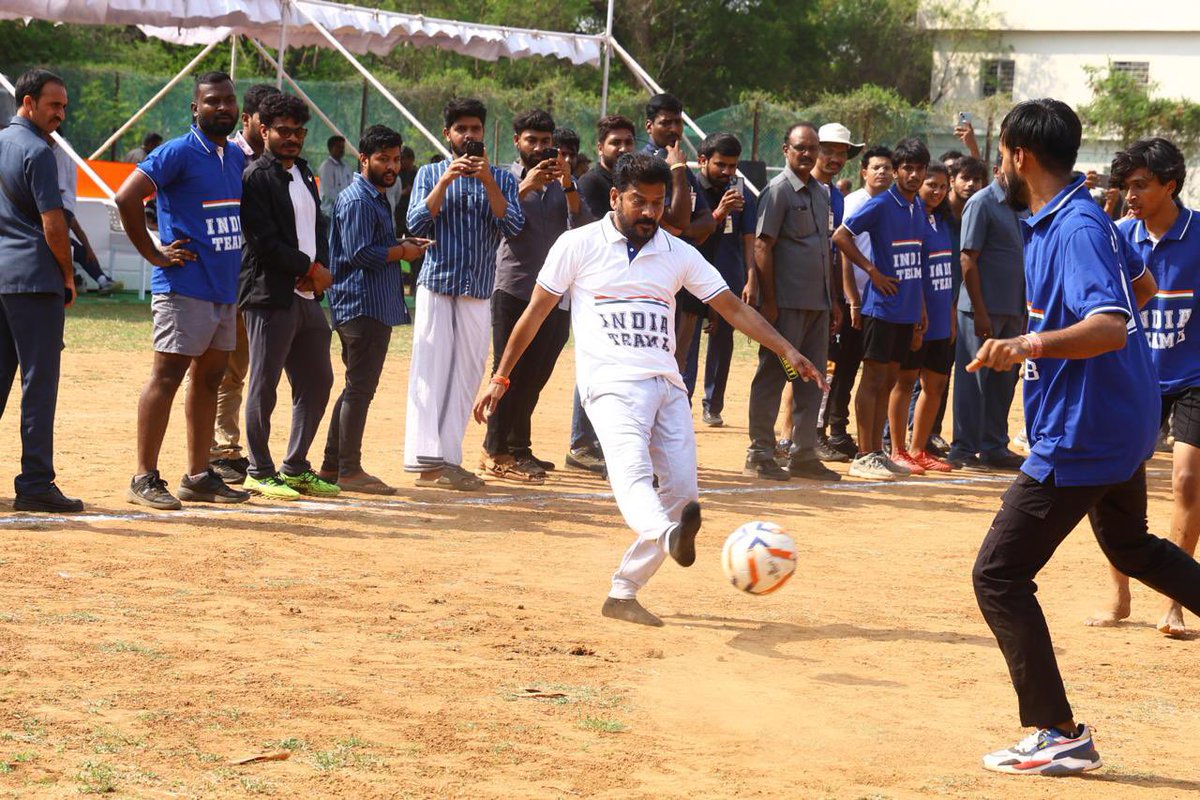 revanth_anumula's tweet photo. “మైదానం” ఏదైనా…
విజయం నా సంకల్పం.

#Football https://t.co/T2MXVx4r4R
