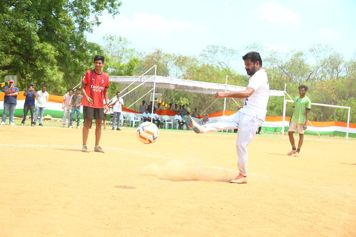 revanth_anumula's tweet photo. “మైదానం” ఏదైనా…
విజయం నా సంకల్పం.

#Football https://t.co/T2MXVx4r4R