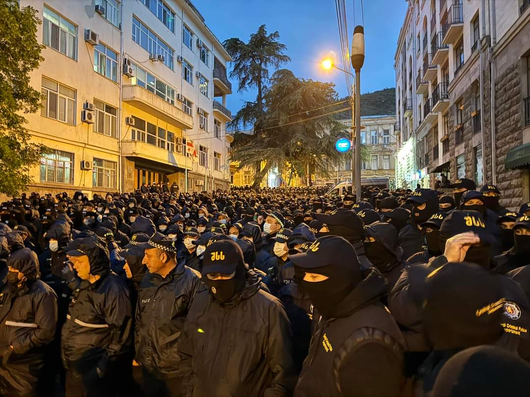 ❗️❗️❗️ There is an unprecedented mobilization of the police and special forces in the vicinity of the Parliament. However, the protest was absolutely peaceful throughout the night. #Georgia #NoToRussianLaw