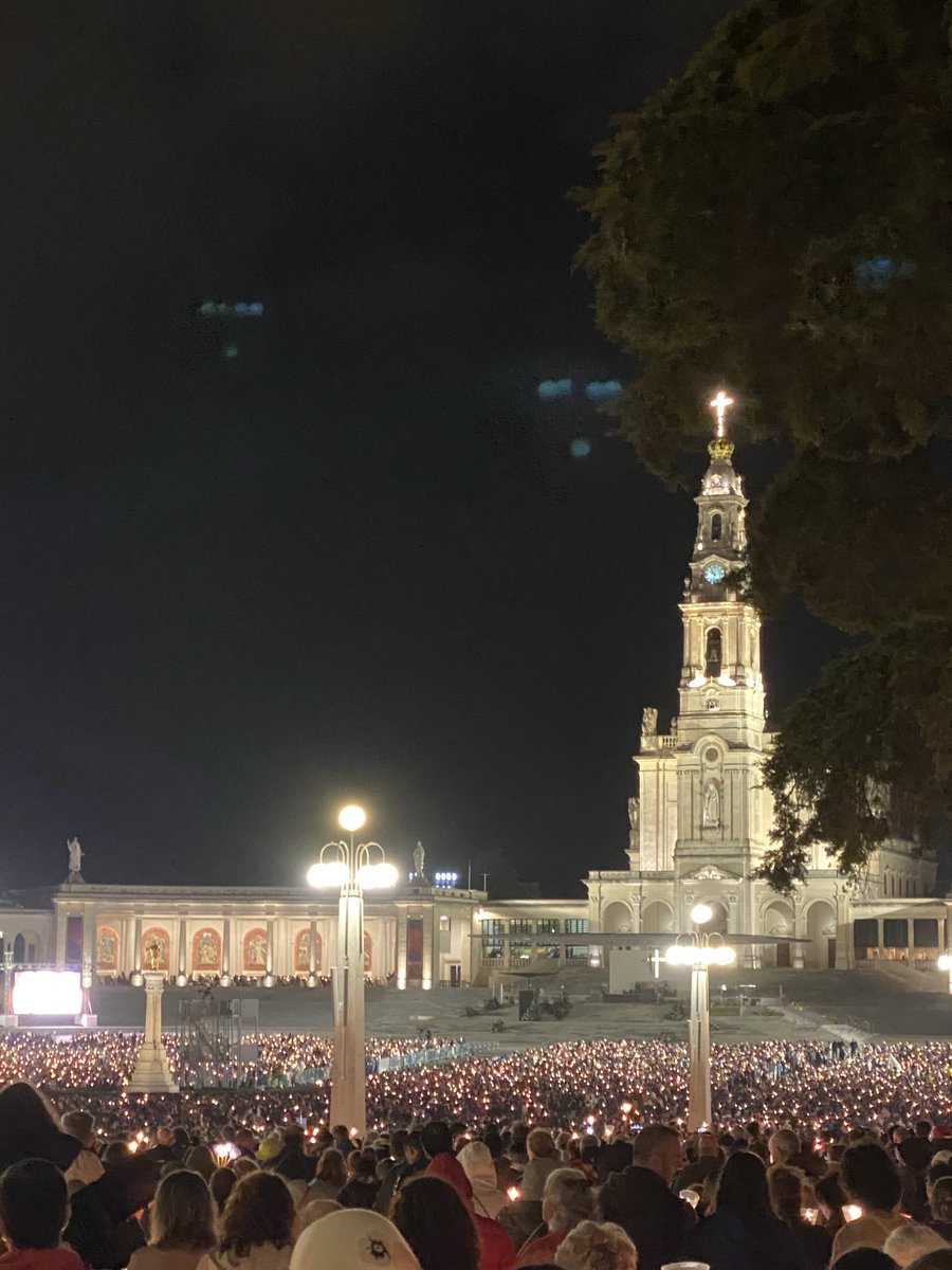 ahora mismo en Fátima, Portugal, en el mismo lugar donde la Virgen María se apareció el 13 de mayo de 1917