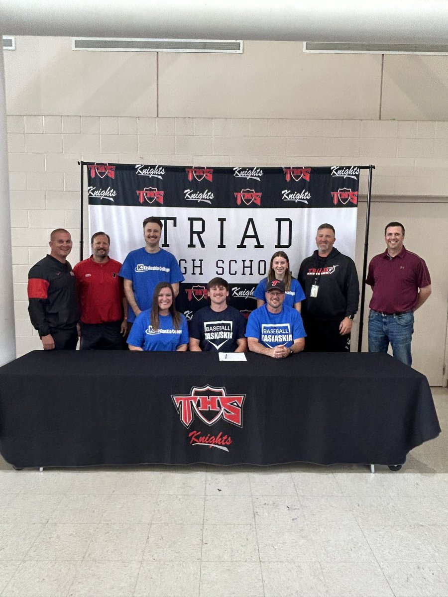 triadknights_fb's tweet photo. Congratulations to two Knights who signed this past week to play at the next level. @DonnyBecker04 will continue his football career at @IC_Football and Carter Vandever will play baseball at @KC_BlueDevils. Thanks for an amazing 4 years and good luck! @TriadBaseball https://t.co/rvmY0eodsY